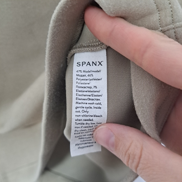 Spanx Air Essentials Mock Meck Beige Small - Picture 5 of 5